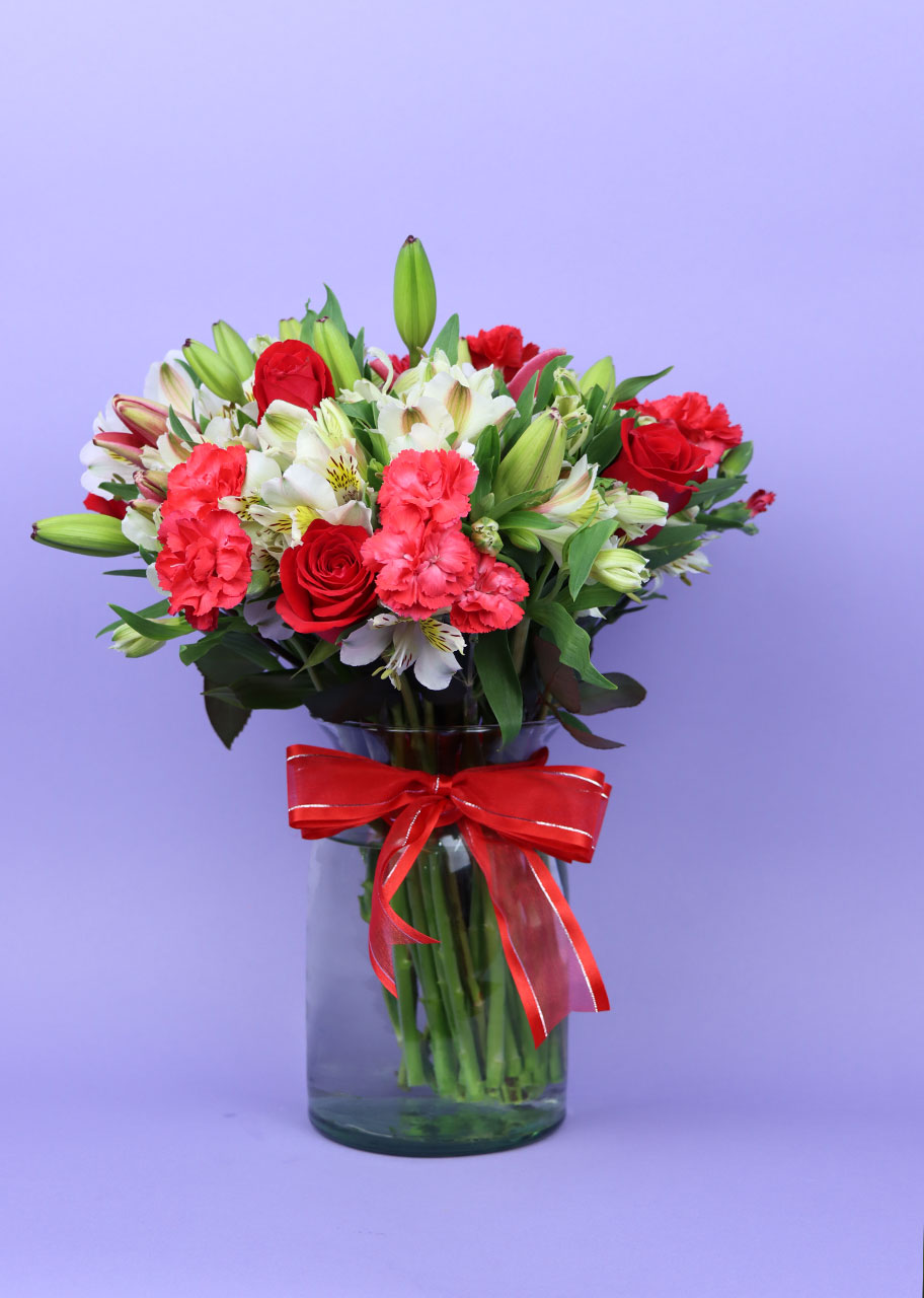 Happy day con lilis, astromelias, clavelinas  y hermosas rosas 