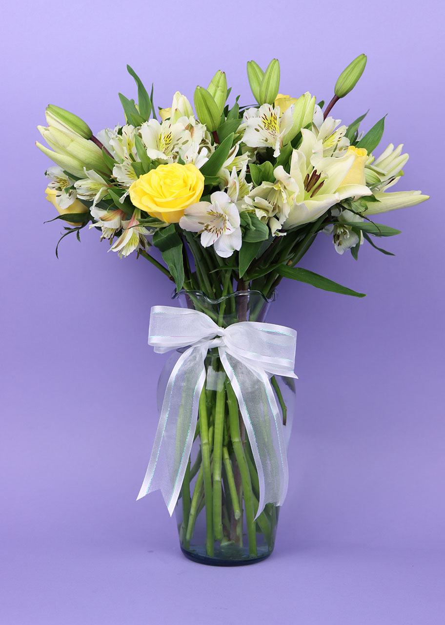 Lilis con rosas entre Astromelias 