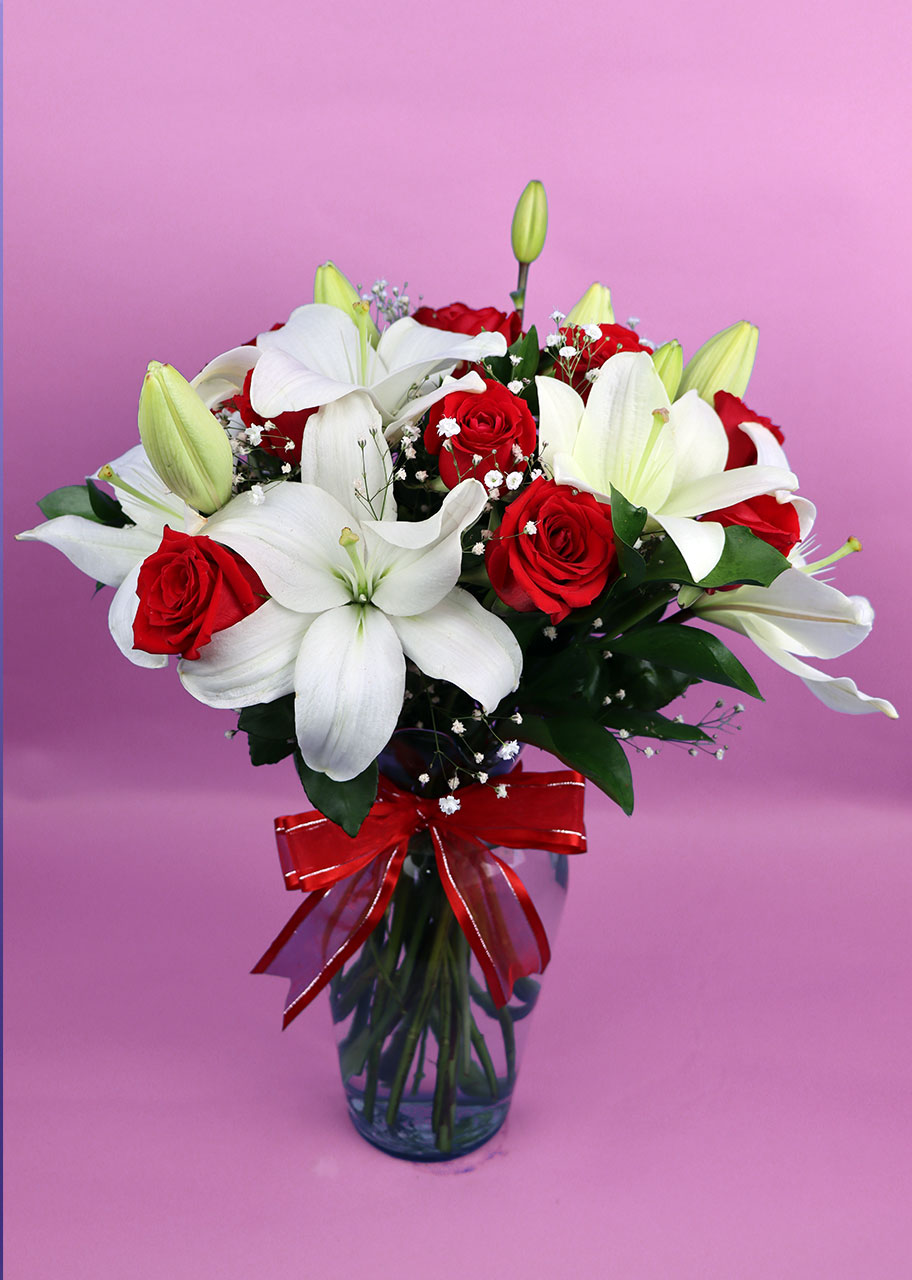 Perdóname con 3 Lilis Blancas y 12 Rosas Rojas