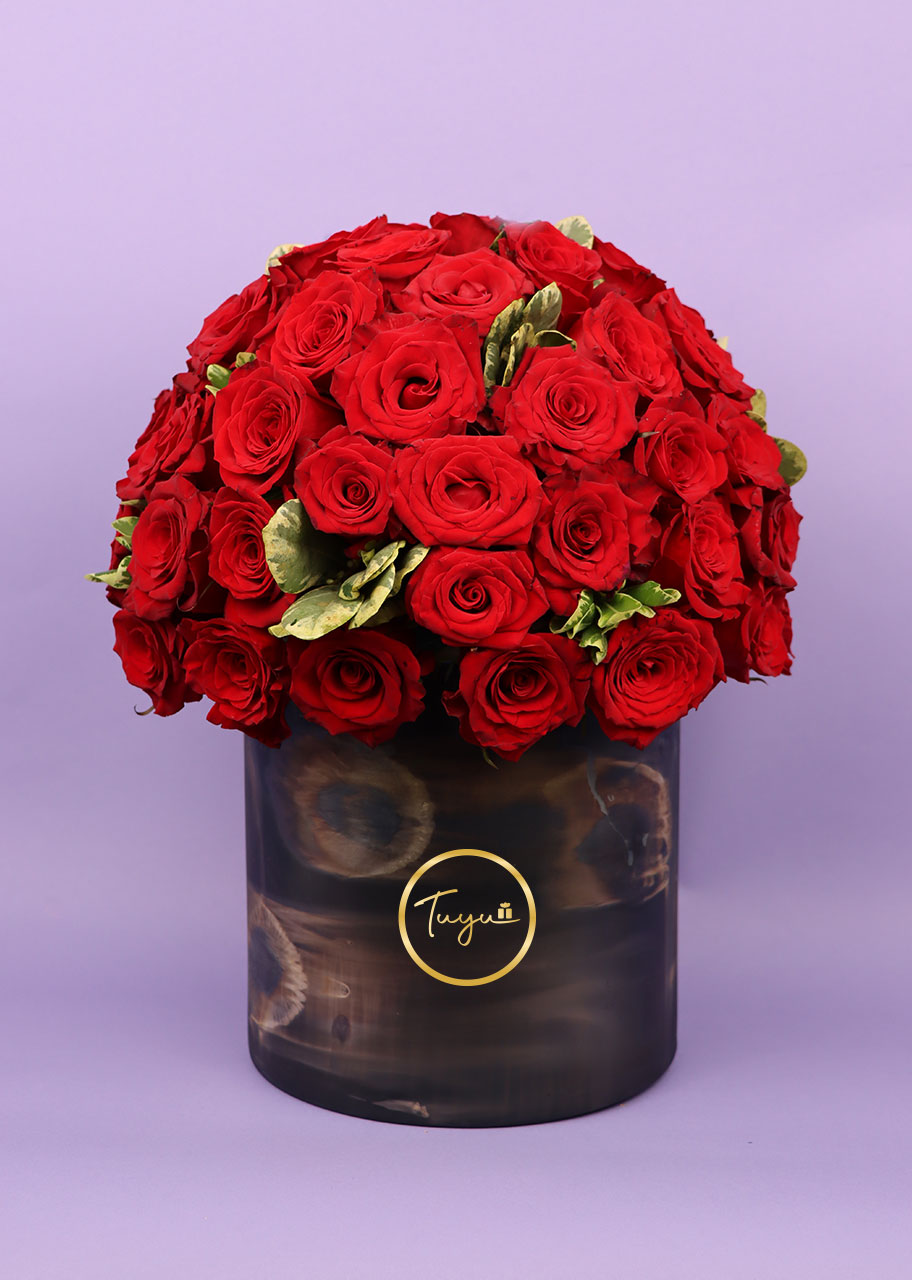 50 Radiantes rosas con base veteada en negro y dorado 