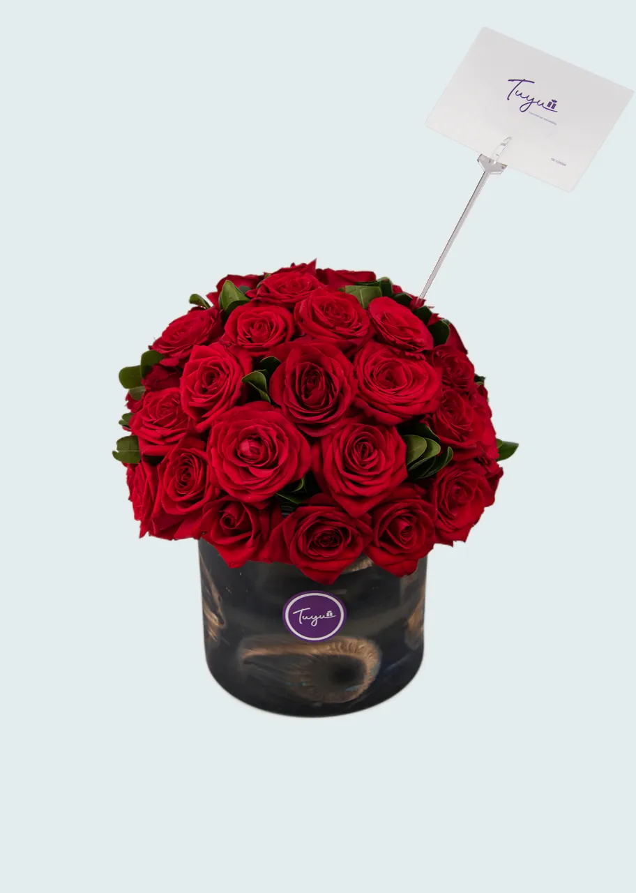 50 Radiantes rosas con base veteada en negro y dorado 